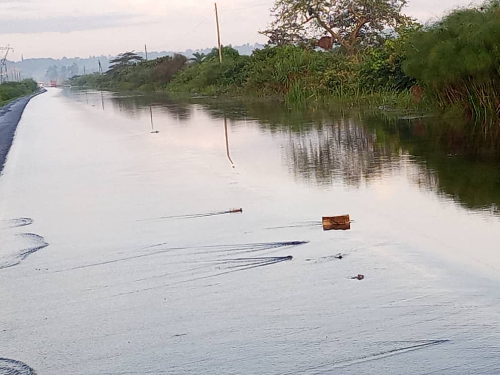 Katonga-river-floods-highway- فيضانات نهر كاتونغا تقطع طريق كمبالا - مساكا السريع