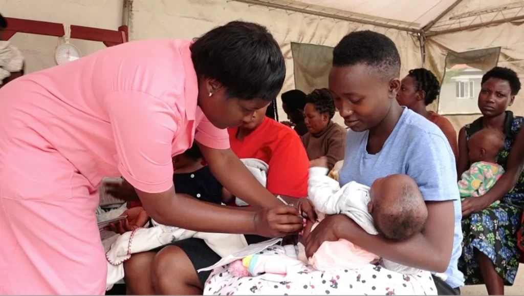 Nurse-immunising-children-1140x644-1-1024x578 النزوح الجماعي للممرضات الأوغنديات إلى بريطانيا يقلق الحقل الطبي