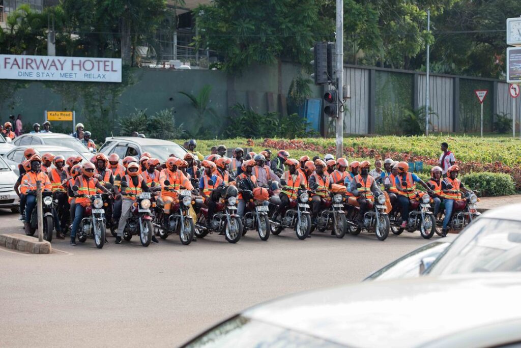 تحتفل SafeBoda، التطبيق الرائد لـ طلب ركوب الدراجات النارية في أوغندا، بمرور عشر سنوات على تأسيسها، بعد أن أحدثت ثورة في صناعة البودا بودا في البلاد. منذ انطلاقها عام 2014 في شوارع كمبالا، أكملت SafeBoda أكثر من 70 مليون رحلة بواسطة 40,000 سائق مدرب، مع التركيز الشديد على سلامة الطرق وتنظيم القطاع.