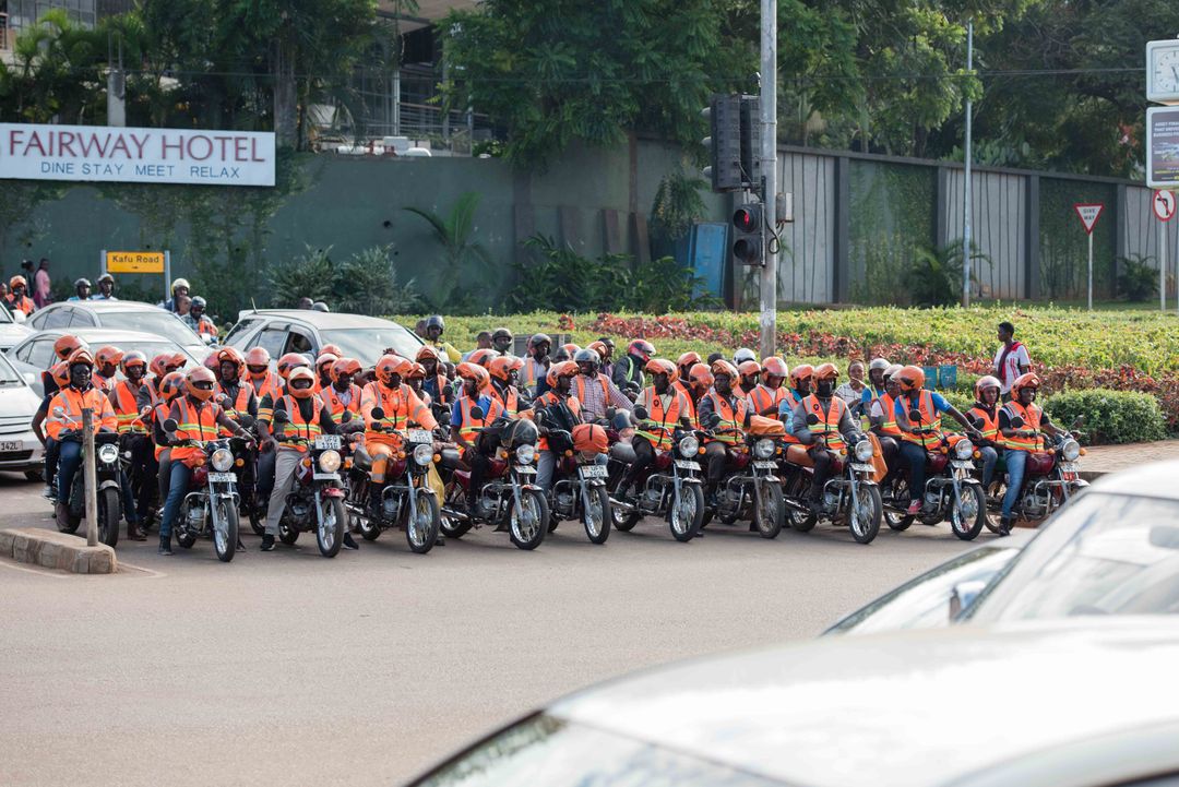 تحتفل SafeBoda، التطبيق الرائد لـ طلب ركوب الدراجات النارية في أوغندا، بمرور عشر سنوات على تأسيسها، بعد أن أحدثت ثورة في صناعة البودا بودا في البلاد. منذ انطلاقها عام 2014 في شوارع كمبالا، أكملت SafeBoda أكثر من 70 مليون رحلة بواسطة 40,000 سائق مدرب، مع التركيز الشديد على سلامة الطرق وتنظيم القطاع.