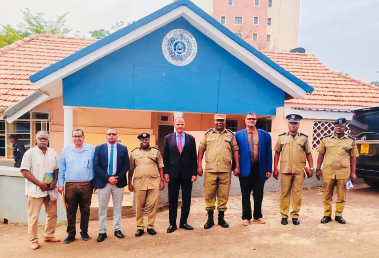 سفارة  السودان بكمبالا تتسلم الدفعة الأولى من سيارات المواطنين السودانيين المنهوبة