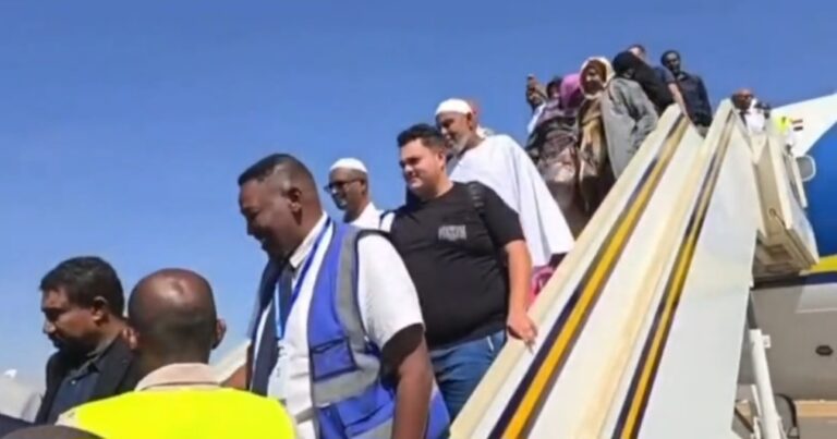هبوط أول رحلة جوية بمطار الخرطوم منذ اندلاع الحرب