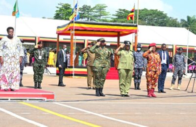 أوغندا تحتفل بيوم المرأة العالمي باستعراض عسكري نسائي كامل