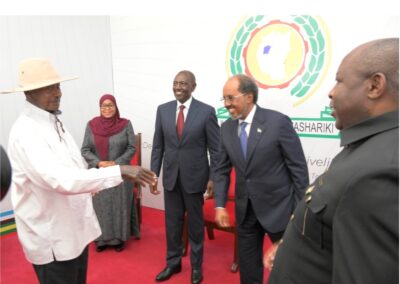 موسيفيني يحذر قادة شرق إفريقيا: «ثورة القارة لن تنجح دون الوحدة»