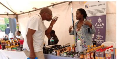 أوغندا تسجل قفزة غير مسبوقة في إنتاج العسل وتصدّر آلاف الأطنان للخارج