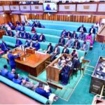 البرلمان الأوغندي يوافق على فرض ضريبة 30% على الملابس المستعملة