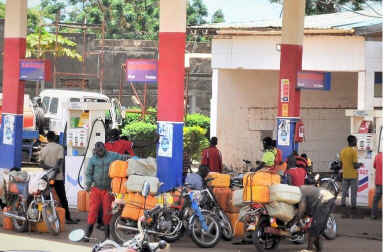 ارتفاع أسعار الوقود في أوغندا يدفع أسعار السلع والنقل إلى الزيادة في مختلف أنحاء البلاد