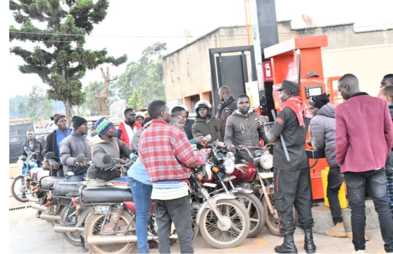 أزمة الوقود في أوغندا تدفع سائقي الدراجات النارية إلى حلول خطرة لتقليل الاستهلاك