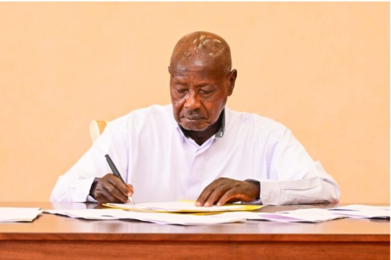 موسيفيني يوقّع قانون حقوق النشر و7 قوانين أخرى لتعزيز حماية المبدعين في أوغندا