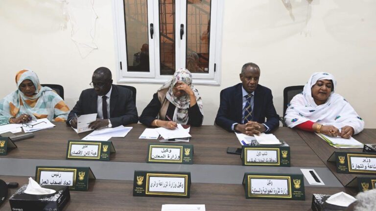 السودان يبحث إجراءات عاجلة لضبط الصادرات والواردات ودعم استقرار سعر الصرف