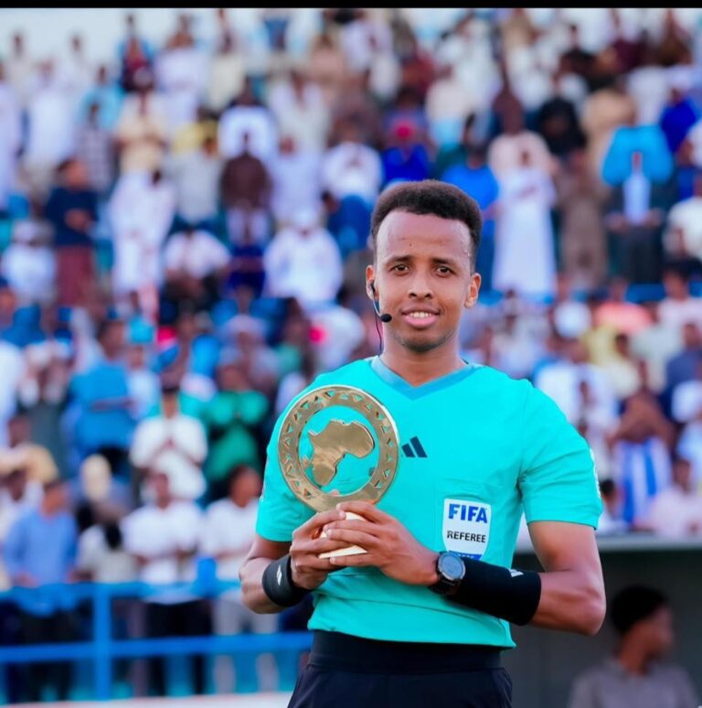 الحكم الصومالي عمر أرتان يعود إلى مقديشو وسط استقبال شعبي بعد استبعاده من مونديال 2026
