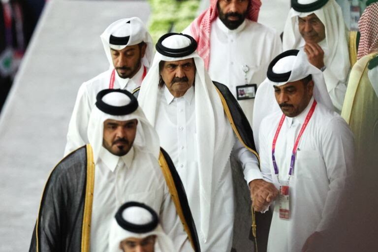 حزن في قطر برحيل الأمير الوالد الشيخ حمد بن خليفة آل ثاني وتشييع رسمي وإعلان الحداد ثلاثة أيام