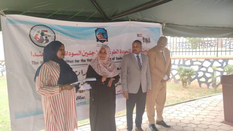 اللجنة العليا للعودة الطوعية تُسيّر الرحلة الثالثة عشرة من أوغندا إلى السودان عبر شركة تاركو للطيران
