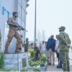 موهوزي كاينيروغابا يدشن نصبًا تذكاريًا ليوني نتنياهو في عنتيبي ويؤكد متانة العلاقات بين أوغندا وإسرائيل
