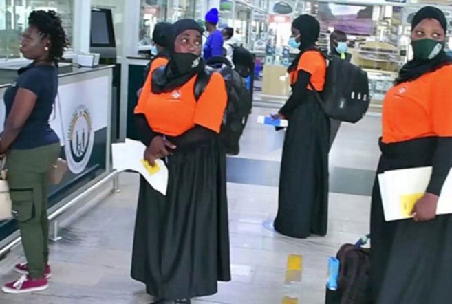 كريستيان أسيموي (Christian Asiimwe): يُزعم أنه العقل المدبر لعملية الاحتيال، يُعرف أيضاً باسم "دون كريس".

باتريك أونيانغو (SSP Patrick Onyango): المتحدث باسم شرطة العاصمة كمبالا.

كمبالا (Kampala): عاصمة أوغندا، وموقع مكتب الشرطة المعني بالتحقيق.

نتيندا (Ntinda): الموقع الأولي لمكتب الشركة المحتالة.

كيتيندي (Kitende): الموقع الثاني الذي انتقل إليه مكتب الشركة.

عنتيبي (Entebbe): مدينة أوغندية تقع فيها كيتيندي.

بالام باروغاهاارا (Balaam Barugahara): وزير الدولة لشؤون الشباب والأطفال، الذي أحال القضية للتحقيق.

وزارة النوع الاجتماعي والعمل والتنمية الاجتماعية (Ministry of Gender, Labour and Social Development): الوزارة التي حذرت من وكالات التوظيف غير القانونية.

مكتب أوغندا للإحصاء (UBOS - Uganda Bureau of Statistics): المصدر الرسمي لبيانات البطالة في أوغندا.

تيك توك لايف (Tik Tok Live): منصة التواصل الاجتماعي التي استخدمها المشتبه به لبث فيديو ساخر.

موسيفيني (Museveni): رئيس أوغندا الحالي.

بوبي واين (Bobi Wine): سياسي ومغني أوغندي معروف، ومنافس سياسي لموسيفيني.
احتيال التأشيرات في أوغندا