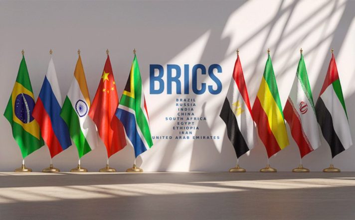 بريكس (BRICS): هو اختصار للمجموعة الأصلية من الاقتصادات الناشئة الكبرى: البرازيل (Brazil)، روسيا (Russia)، الهند (India)، الصين (China)، وجنوب أفريقيا (South Africa).

بريكس+ (BRICS+): يشير إلى صيغة التوسع التي تضم الأعضاء الجدد الذين انضموا إلى المجموعة (مثل مصر، إثيوبيا، إيران، الإمارات العربية المتحدة، والمملكة العربية السعودية) بالإضافة إلى الأعضاء المؤسسين.

القمة (Summit): الاجتماع السنوي لقادة دول بريكس لمناقشة القضايا الاقتصادية والسياسية العالمية.

الاقتصادات الناشئة (Emerging Economies): الدول التي تشهد نموًا اقتصاديًا سريعًا وتوسعًا صناعيًا.

النظام العالمي متعدد الأقطاب (Multipolar World Order): مفهوم يشير إلى نظام دولي تتوزع فيه القوة بين عدة أقطاب (دول أو مجموعات دول) بدلاً من قطب واحد مهيمن.

التعاون جنوب-جنوب (South-South Cooperation): التعاون الاقتصادي والسياسي والاجتماعي والثقافي بين البلدان النامية في الجنوب العالمي.

بنك التنمية الجديد (New Development Bank - NDB): مؤسسة مالية أسستها دول بريكس لتمويل مشاريع البنية التحتية والتنمية المستدامة في الدول الأعضاء وغيرها من الاقتصادات الناشئة.

التجارة البينية (Intra-BRICS Trade): حجم التبادل التجاري بين الدول الأعضاء في مجموعة بريكس.

التعاون الاقتصادي (Economic Cooperation): الجهود المشتركة بين الدول الأعضاء لتعزيز النمو الاقتصادي والتكامل.

الاستثمار الأجنبي المباشر (Foreign Direct Investment - FDI): الاستثمارات التي تتم عبر الحدود لإنشاء أو توسيع شركات في بلد أجنبي.

الأمن العالمي (Global Security): القضايا المتعلقة بالحفاظ على السلام والاستقرار على المستوى الدولي.

التحديات العالمية (Global Challenges): المشكلات التي تتطلب استجابة دولية منسقة، مثل تغير المناخ والأوبئة.

إزالة الدولرة (De-dollarization): الجهود المبذولة لتقليل الاعتماد على الدولار الأمريكي في التجارة الدولية والاحتياطيات الأجنبية.

العملات المحلية (Local Currencies): استخدام عملات الدول الأعضاء في تسوية المعاملات التجارية والمالية بدلاً من العملات الأجنبية الرئيسية.

الإصلاح المؤسسي (Institutional Reform): التغييرات الهيكلية في المؤسسات الدولية لتعكس بشكل أفضل توازن القوى العالمي المتغير.

جدول أعمال 2030 للتنمية المستدامة (2030 Agenda for Sustainable Development): خطة عمل عالمية تهدف إلى تحقيق أهداف التنمية المستدامة للأمم المتحدة.

مجلس أعمال بريكس (BRICS Business Council): منصة تجمع رجال الأعمال من الدول الأعضاء لتعزيز التعاون التجاري والاستثماري.

منتدى بريكس الأكاديمي (BRICS Academic Forum): ملتقى للخبراء والباحثين لمناقشة القضايا ذات الصلة ببريكس وتقديم التوصيات.

التكنولوجيا والابتكار (Technology and Innovation): مجالات التعاون في البحث والتطوير والتقدم التكنولوجي.

أديس أبابا (Addis Ababa): عاصمة إثيوبيا، وهي واحدة من الدول الأعضاء الجديدة في بريكس.