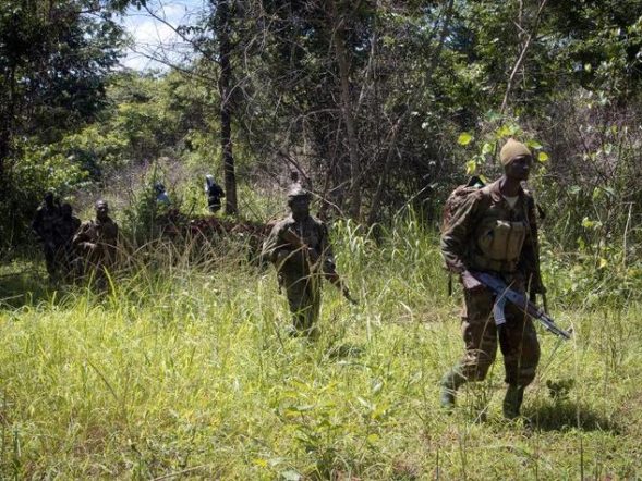 قوات الدفاع الشعبية الأوغندية (UPDF - Uganda People's Defence Forces): القوات المسلحة الوطنية لأوغندا.

M23 (حركة 23 مارس): جماعة مسلحة نشطة في شرق جمهورية الكونغو الديمقراطية.

قوات الدفاع الرواندية (RDF - Rwanda Defence Force): القوات المسلحة الرواندية.

لوبيرو (Lubero): منطقة في إقليم شمال كيفو بجمهورية الكونغو الديمقراطية، شهدت الانتشار العسكري الأوغندي.

شمال كيفو (North Kivu): إقليم مضطرب في شرق جمهورية الكونغو الديمقراطية.

فريق خبراء الأمم المتحدة المعني بجمهورية الكونغو الديمقراطية (United Nations Group of Experts on the Democratic Republic of Congo): فريق تابع للأمم المتحدة يقوم بالتحقيق وتقديم التقارير حول الوضع في جمهورية الكونغو الديمقراطية.

غوما (Goma): مدينة رئيسية في شرق جمهورية الكونغو الديمقراطية.

بوتيمبو (Butembo): مدينة في شمال كيفو بجمهورية الكونغو الديمقراطية.

إيتوري (Ituri): إقليم آخر مضطرب في شرق جمهورية الكونغو الديمقراطية.

عملية "شوجا" (Operation Shujaa): عملية عسكرية مشتركة بين أوغندا وجمهورية الكونغو الديمقراطية ضد الجماعات المسلحة.

طريق كاسيندي-بيني-بوتيمبو (Kasindi-Beni-Butembo road project): مشروع طريق استراتيجي بين البلدين.

القوات الديمقراطية المتحالفة (ADF - Allied Democratic Forces): جماعة إرهابية نشطة في شرق جمهورية الكونغو الديمقراطية.

كيسنغاني (Kisangani): مدينة رئيسية في جمهورية الكونغو الديمقراطية.

واليكالي (Walikale): منطقة في شمال كيفو بجمهورية الكونغو الديمقراطية.

السفير أدونيا أييباري (Ambassador Adonia Ayebare): الممثل الدائم لأوغندا لدى الأمم المتحدة.

كوديكو (CODECO): جماعة مسلحة أخرى نشطة في إيتوري بجمهورية الكونغو الديمقراطية.

القوات المسلحة لجمهورية الكونغو الديمقراطية (FARDC - Forces Armées de la République Démocratique du Congo): الجيش الوطني لجمهورية الكونغو الديمقراطية.

الجنرال موحوزي كاينروغابا (General Muhoozi Kainerugaba): قائد في UPDF وشخصية سياسية بارزة.

الرئيس بول كاغامي (Paul Kagame): رئيس رواندا.