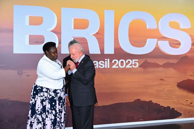 بريكس (BRICS): مجموعة من الاقتصادات الناشئة الكبرى تضم البرازيل، روسيا، الهند، الصين، جنوب أفريقيا، بالإضافة إلى الأعضاء والشركاء الجدد.

جيسيكا ألوبو (Jessica Alupo): نائبة رئيس أوغندا، مثلت بلادها في القمة.

لويس إيناسيو لولا دا سيلفا (Luiz Inacio Lula da Silva): رئيس البرازيل، الدولة المضيفة للقمة.

ريو دي جانيرو (Rio de Janeiro): المدينة المضيفة للقمة السابعة عشرة لمجموعة بريكس.

ناريندرا مودي (Narendra Modi): رئيس وزراء الهند.

سيريل رامافوزا (Cyril Ramaphosa): رئيس جنوب أفريقيا.

غزة (Gaza): منطقة في الشرق الأوسط.

إيران (Iran): دولة في الشرق الأوسط.

مجموعة السبع (G7): منتدى يضم الحكومات السبع ذات الاقتصادات المتقدمة الكبرى.

مجموعة العشرين (G20): منتدى يضم الحكومات ومحافظي البنوك المركزية من 20 اقتصادًا رئيسيًا.

منظمة التجارة العالمية (World Trade Organization - WTO): منظمة دولية تضع قواعد التجارة بين الدول.

بنك التنمية الجديد (NDB - New Development Bank): بنك أسسته دول بريكس.

الذكاء الاصطناعي (Artificial Intelligence - AI): تقنية حديثة وموضوع للنقاش في القمة.

دول شريكة (Partner States): فئة جديدة من الدول تتعاون مع مجموعة بريكس.