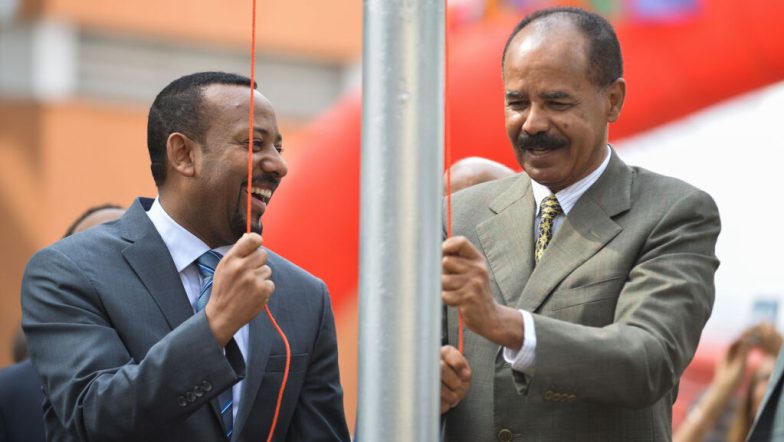 آبي أحمد (Abiy Ahmed): رئيس وزراء إثيوبيا، الحائز على جائزة نوبل للسلام.

إريتريا (Eritrea): دولة تقع على الساحل الشرقي للبحر الأحمر، جارة لإثيوبيا.

البحر الأحمر (Red Sea): الممر المائي الاستراتيجي الذي تسعى إثيوبيا للوصول إليه.

جيبوتي (Djibouti): الدولة التي تعتمد عليها إثيوبيا بشكل كبير في تجارتها البحرية حالياً.

عصب ومصوع (Assab and Massawa): موانئ إريترية على البحر الأحمر.

إيساياس أفورقي (Isaias Afwerki): رئيس إريتريا.

اتفاق السلام 2018: الاتفاق الذي أنهى عقودًا من العداء الرسمي بين إثيوبيا وإريتريا.

حرب تيغراي (Tigray war): الصراع الداخلي في إثيوبيا (2020-2022) الذي شاركت فيه القوات الإريترية.

القرن الأفريقي (Horn of Africa): المنطقة الجغرافية الاستراتيجية التي تقع فيها إثيوبيا وإريتريا.