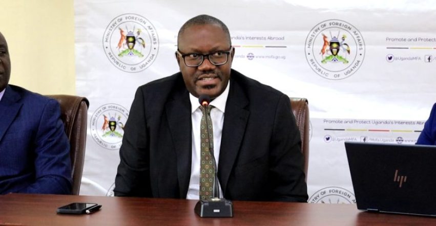 فنسنت باجيري (Vincent Bagiire): وكيل وزارة الخارجية الأوغندية.

سياحة الولادة (Birth Tourism): ممارسة السفر إلى بلد آخر لغرض الولادة هناك، بهدف حصول الطفل على جنسية ذلك البلد.

الولايات المتحدة الأمريكية (U.S.A.): الدولة التي أصدرت التوجيهات بشأن سياحة الولادة.

كمبالا (Kampala): عاصمة أوغندا، ومقر السفارة الأمريكية ووزارة الخارجية.

الجنسية بالولادة (Birthright Citizenship): مبدأ قانوني يمنح الجنسية لشخص بناءً على مكان ولادته.

السفارة الأمريكية في كمبالا (U.S. Embassy in Kampala): أصدرت إشعاراً عاماً بخصوص القضية.
قوانين الهجرة في الولايات المتحدة الأمريكية