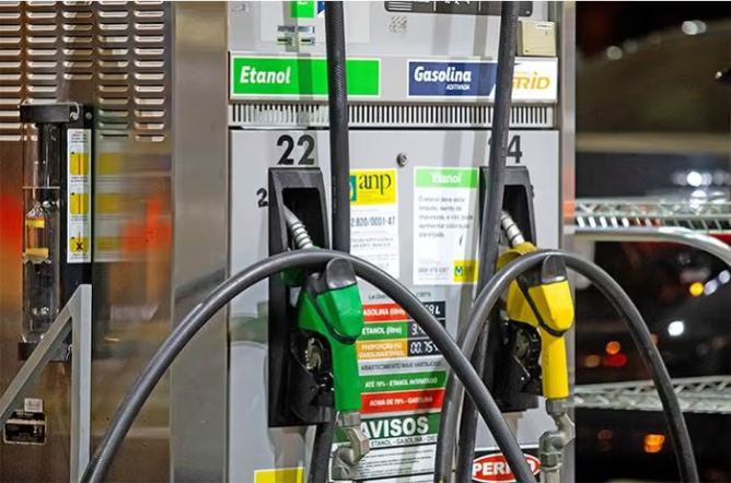 البرنامج الوطني لمزج الوقود الحيوي (National Biofuels Blending Programme): المبادرة الحكومية لدمج الإيثانول في إمدادات الوقود.

الإيثانول (Ethanol): كحول يُستخدم كوقود حيوي، ويُنتج عادة من المحاصيل الزراعية.

وقود المحركات البترولي (PMS - Petroleum Motor Spirit): الاسم الرسمي للبنزين المستخدم في السيارات.

روث نانكابيروا سنتامو (Ruth Nankabirwa Ssentamu): وزيرة الطاقة والتنمية المعدنية في أوغندا.

رؤية 2040 (Vision 2040): مخطط التنمية طويل الأجل لأوغندا.

السياسة الوطنية للطاقة 2023 (National Energy Policy 2023): إطار السياسات الذي يوجه قطاع الطاقة.

قانون الوقود الحيوي 2020 (Biofuels Act 2020): التشريع الذي ينظم استخدام الوقود الحيوي.

اتفاق باريس بشأن تغير المناخ (Paris Agreement on climate change): اتفاقية دولية تهدف إلى الحد من انبعاثات الغازات الدفيئة.

المساهمات المحددة وطنيًا (NDCs - Nationally Determined Contributions): التزامات كل دولة بموجب اتفاق باريس.

مودرن إنرجي المحدودة (Modern Energy Ltd): أحد مرافق المزج الاستراتيجية.

بوكونا أجرو بروسيسورز المحدودة (Bukona Agro Processors Ltd): أحد مرافق المزج ومنتجي الإيثانول.

مؤسسة التنمية الأوغندية (UDC - Uganda Development Corporation): كيان حكومي يستثمر في المشاريع الصناعية.

داودي ميجيريكو (Daudi Migereko): رئيس اللجنة الوطنية لمزج الوقود الحيوي.

التصنيع الزراعي (Agro-industrialisation): عملية تحويل المنتجات الزراعية الخام إلى منتجات ذات قيمة مضافة.