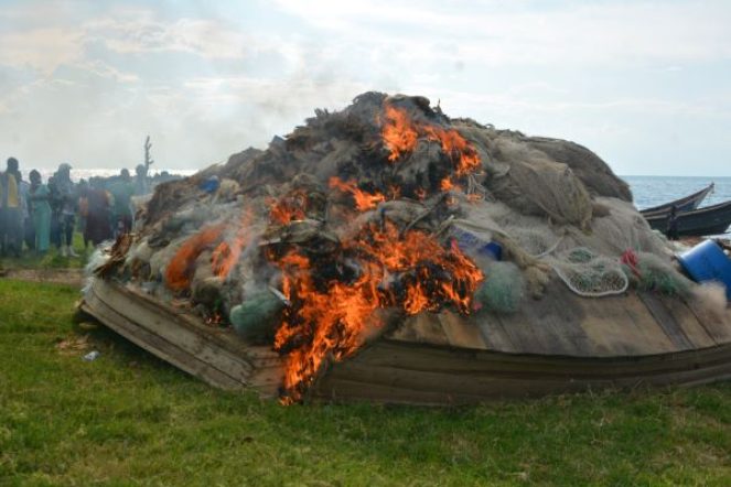 بحيرة كوانيا (Lake Kwania): بحيرة داخلية في أوغندا تشهد العملية.

قوات الدفاع الشعبية الأوغندية (UPDF - Uganda People's Defence Forces): الجيش الوطني الأوغندي.

وحدة حماية المصايد (FPU - Fisheries Protection Unit): وحدة تابعة للجيش الأوغندي مكلفة بمكافحة الصيد غير القانوني.

كايي لاندينغ سايت (Kayei Landing Site): الموقع الذي جرت فيه عملية حرق المعدات.

مديرية أباك (Apac District): المديرية التي يقع فيها موقع الحرق.

الرائد جوزيف إل. تشيروب (Maj Joseph L. Cherop): ضابط المخابرات في وحدة حماية المصايد.

أندرو أونيوك (Andrew Onyuk): المفوض المقيم لمديرية أباك.

إيكومبا أسانتي أودونغو (Ikomba Asanti Odongo): رئيس مديرية أباك.

النيل بيرش (Nile Perch): نوع من الأسماك يعد مصدراً رئيسياً لتصدير أوغندا.

شباك صغيرة الحجم (Undersized nets): شباك غير قانونية تستخدم لصيد الأسماك الصغيرة.

خيوط أحادية الشعيرات (Monofilament lines): نوع من خيوط الصيد المحظورة في بعض السياقات.