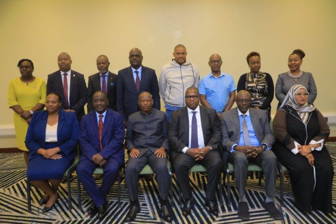 كامبالا (Kampala): عاصمة أوغندا وموقع إطلاق البعثة التجارية.

القنصلية الأوغندية في مومباسا (Uganda’s Consulate in Mombasa): الجهة المنسقة للبعثة.

بول موكومبيا (Paul Mukumbya): سفير أوغندا وقنصلها العام في مومباسا.

جواش مانغي (Joash Maangi): المفوض السامي الكيني لدى أوغندا.

سامورا مارسيل (Samora Marcel): رئيس وفد القطاع الخاص الكيني.

ريتشارد كابونيرو (Richard Kabonero): رئيس التعاون الاقتصادي الإقليمي في وزارة الخارجية الأوغندية.

ويلسون مبادي (Hon. Gen. Wilson Mbadi): وزير الدولة الأوغندي للتجارة.

مجموعة شرق أفريقيا (East African Community - EAC): التكتل الاقتصادي الإقليمي الذي يضم أوغندا وكينيا.

الحواجز غير الجمركية (Non-tariff barriers): قيود تجارية بخلاف الرسوم الجمركية (مثل المعايير الفنية أو الإجراءات البيروقراطية).

هيئة الاستثمار الأوغندية (Uganda Investment Authority - UIA): جهة حكومية لترويج الاستثمار في أوغندا.

مجلس ترويج الصادرات الأوغندي (Uganda Export Promotion Board - UEPB): هيئة لتعزيز الصادرات الأوغندية.

هيئة المناطق الحرة الأوغندية (Uganda Free Zones Authority - UFZA): مسؤولة عن المناطق الاقتصادية الحرة.

**مؤسسة القطاع الخاص الأوغندية (Private Sector Foundation Uganda - PSFU):

اللقاءات بين الشركات (B2B): اجتماعات مباشرة بين ممثلي الشركات.

اللقاءات بين الحكومات (G2G): اجتماعات مباشرة بين ممثلي الحكومات.

مكتب الإحصاء الأوغندي (Uganda Bureau of Statistics - UBOS): المصدر الرسمي للبيانات الإحصائية في أوغندا.

بنك أوغندا (Bank of Uganda): البنك المركزي لأوغندا.

المنطقة الحرة بعنتيبي (Entebbe Free Zone): منطقة اقتصادية خاصة قرب مطار عنتيبي الدولي.

مطار عنتيبي الدولي (Entebbe International Airport): المطار الرئيسي في أوغندا.

ميزان تجاري إيجابي (Positive trade balance): عندما تتجاوز قيمة الصادرات قيمة الواردات.