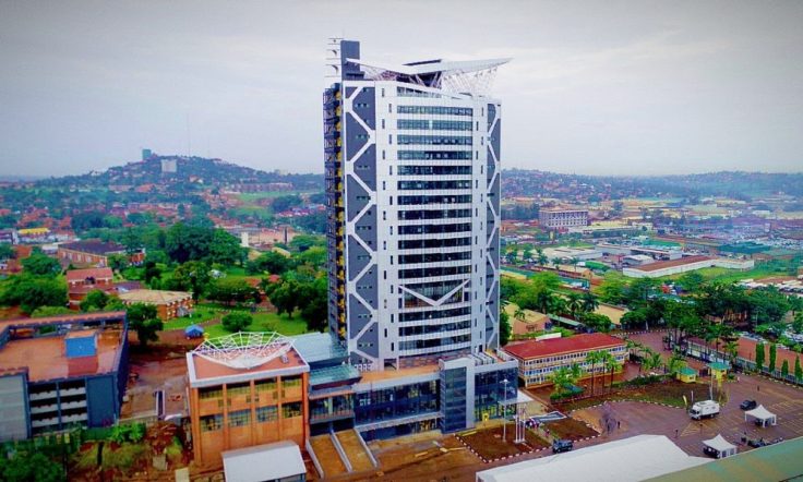 هيئة الإيرادات الأوغندية (URA - Uganda Revenue Authority): الهيئة الحكومية المسؤولة عن تحصيل الضرائب في أوغندا.

الفائض (Surplus): زيادة في الإيرادات المحصلة عن الهدف المحدد.

العام المالي (Fiscal Year): الفترة المحاسبية السنوية للحكومة (في أوغندا عادة من 1 يوليو إلى 30 يونيو).

نموذج تنمية الرعايا (PDM - Parish Development Model): برنامج حكومي رئيسي في أوغندا يهدف إلى الحد من الفقر في الأسر من خلال دمج المزارعين الكفافيين في الاقتصاد النقدي.

مبادرة إيميوغا (Emyooga initiative): برنامج حكومي أوغندي آخر يهدف إلى تحفيز التمويل الاقتصادي وتمكين المجموعات المهنية.

جون روجوكي موسينغوزي (John Rujoki Musinguzi): المفوض العام لهيئة الإيرادات الأوغندية.

النظام الإلكتروني للإيصالات والفواتير المالية (EFRIS - Electronic Fiscal Receipting and Invoicing System): نظام آلي لتحصيل الضرائب وتتبع المعاملات.

جوليوس موكوندا (Julius Mukunda): خبير في السياسات.

الضريبة المحلية (Domestic tax): الضرائب المحصلة من داخل البلاد.

الضريبة الدولية (International tax): الضرائب المحصلة من التجارة الدولية (مثل الرسوم الجمركية).