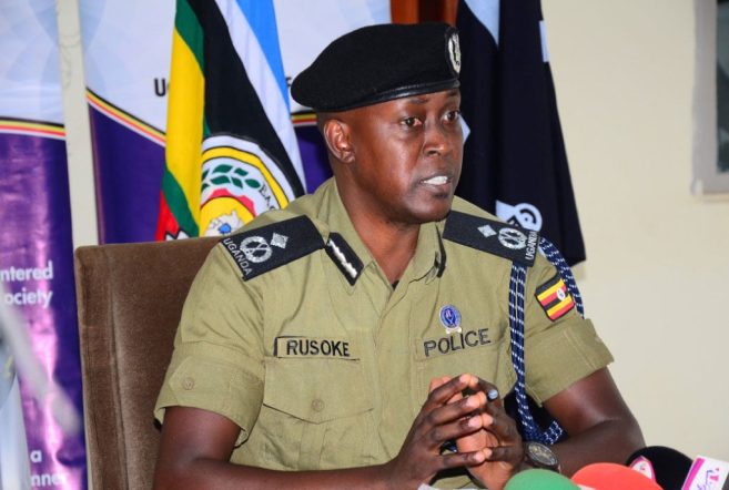 موبيندي (Mubende): إحدى المقاطعات التي شهدت أعمال عنف انتخابية.

إيسينجيرو (Isingiro): مقاطعة أخرى شهدت أعمال عنف.

روباندا (Rubanda): المقاطعة الثالثة التي ورد فيها تقارير عن عنف.

الحركة الوطنية للمقاومة (NRM - National Resistance Movement): الحزب الحاكم في أوغندا.

الانتخابات التمهيدية (Primaries): الانتخابات الداخلية التي يجريها الحزب لاختيار مرشحيه.

قوة الشرطة الأوغندية (Uganda Police Force): الجهة الأمنية المسؤولة عن التحقيقات والاعتقالات.

روسوكي كيتوما (ACP Rusoke Kituuma): المتحدث باسم الشرطة.

هنري موهومووزا (Henry Muhumuza): أحد المتنافسين في الانتخابات التمهيدية لحزب NRM.

ديفيد كاباندا (David Kabanda): متنافس آخر في الانتخابات التمهيدية.

كيايا كيتوريجي (Kyapa Kyeturege): مركز تجاري شهد اشتباكات عنيفة.

روجر غوميسيريزا (Roger Gumisiriza): المصاب بجروح خطيرة في حادثة موبيندي.

ناحية نابينغولا (Nabingola Sub-county): موقع مواجهة ثانية تم فيها إحراق مركبات.

مستشفى موبيندي الإقليمي المرجعي (Mubende Regional Referral Hospital): المستشفى الذي استقبل المصابين.

كيمبيسي (Kyempisi Cell): منطقة في إيسينجيرو شهدت عنفاً.

كيكاغاتي (Kikagate Sub-county): ناحية في إيسينجيرو.