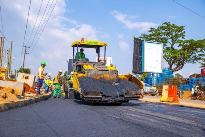 شريفة بوزيكي (المديرة التنفيذية لـ KCCA)
مينسا كاباندا (وزيرة شؤون كمبالا الكبرى)
أوليف نارنازي (ممثل عمدة كمبالا)
إيمانويل سيرونجوغي (عمدة قسم كاومبي)
منطقة كمبالا الكبرى الحضرية (GKMA)
هيئة مدينة كمبالا الكبرى (KCCA)
149 مليار شلن أوغندي (تكلفة المشروع)
19.8 كيلومتر (طول الطرق المستهدفة)
البنك الدولي (ممول المشروع)
قوائم الكميات (BOQs)
بن كيوانوكا ستريت (مثال على طريق)
كاومبي (قسم في كمبالا)
لوباغا (قسم في كمبالا)
ماكيندي (قسم في كمبالا)
الفيضانات (مشكلة صرف صحي)
2026 (الموعد المتوقع للانتهاء)