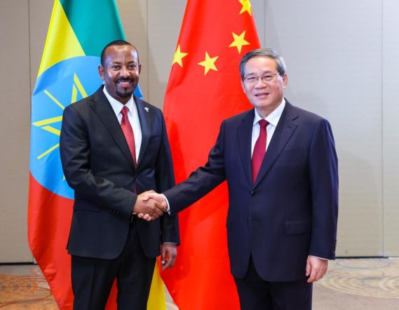 لي تشيانغ (Li Qiang): رئيس مجلس الدولة الصيني.

آبي أحمد (Abiy Ahmed): رئيس الوزراء الإثيوبي.

ريو دي جانيرو (Rio de Janeiro): المدينة التي تستضيف القمة السابعة عشرة لمجموعة بريكس.

خط سكة حديد أديس أبابا-جيبوتي (Addis Ababa-Djibouti Railway): مشروع رئيسي للبنية التحتية ضمن مبادرة "الحزام والطريق".

مبادرة "الحزام والطريق" (Belt and Road Initiative): مبادرة صينية عالمية لتعزيز الترابط والبنية التحتية.

منتدى التعاون الصيني الأفريقي (FOCAC - Forum on China-Africa Cooperation): منصة للتعاون بين الصين والدول الأفريقية.

شي جين بينغ (Xi Jinping): الرئيس الصيني.

التعريفة الصفرية (Zero-tariff treatment): سياسة تسمح بدخول البضائع دون رسوم جمركية.

الجنوب العالمي (Global South): مصطلح يشير إلى مجموعة من البلدان النامية، غالبًا ما تكون في أمريكا اللاتينية وآسيا وأفريقيا.

بريكس (BRICS): مجموعة الدول ذات الاقتصادات الناشئة الكبرى (البرازيل، روسيا، الهند، الصين، وجنوب أفريقيا، بالإضافة إلى الأعضاء الجدد).

مركبات الطاقة الجديدة (New energy vehicles): تشمل السيارات الكهربائية والهجينة.

الذكاء الاصطناعي (Artificial intelligence): مجال التركيز الجديد للتعاون