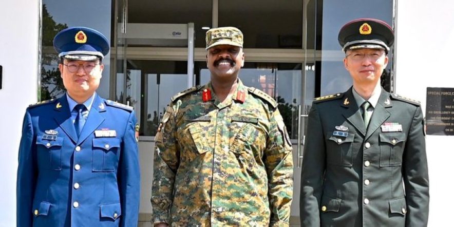 جمهورية الصين الشعبية: الدولة المانحة للمساعدات العسكرية لأوغندا.

قوات الدفاع الشعبية الأوغندية (UPDF): الجيش الوطني لأوغندا، المستفيد من المساعدة.

10 ملايين دولار: قيمة المساعدة العسكرية المقدمة من الصين.

المقدم كريس ماجيزي: المساعد العسكري لرئيس أركان قوات الدفاع، أعلن عن المنحة.

الجنرال موهوزي كاينيروغابا: رئيس أركان قوات الدفاع الأوغندية.

القوة الاحتياطية لشرق إفريقيا: مهمة إقليمية تشارك فيها قوات الدفاع الشعبية الأوغندية.

مبادرة الحزام والطريق: مبادرة صينية كبرى تهدف إلى تعزيز الروابط الاقتصادية والبنية التحتية عالميًا، وتساهم في توسع نفوذ الصين في إفريقيا.