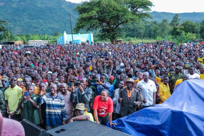اللواء فيليكس كولاييغي (Major-General Felix Kulayigye): المتحدث باسم الجيش الأوغندي.

كمبالا (Kampala): عاصمة أوغندا، حيث أُجري التصريح.

المرحلة عبر الإنترنت (Online phase): مرحلة تقديم الطلبات عبر الإنترنت.

التحقق المادي (Physical verification): المرحلة التي تلي التقديم عبر الإنترنت وتشمل التحقق من الوثائق واللياقة البدنية.

UACE (Uganda Advanced Certificate of Education): شهادة التعليم المتقدم الأوغندية (مكافئة للثانوية العامة المتقدمة).

كولولو (Kololo Airstrip): مهبط طائرات في كمبالا، سيشهد التجنيد المركزي لبعض الأدوار.

LC I, LC II, LC III: مستويات لجان الدفاع المحلية في أوغندا.

GISO (Gombolola Internal Security Officer): ضابط أمن داخلي على مستوى الناحية.

DISO (District Internal Security Officer): ضابط أمن داخلي على مستوى المقاطعة.

مكتب أوغندا للإحصاء (UBOS - Uganda Bureau of Statistics): الهيئة المسؤولة عن جمع ونشر البيانات الإحصائية الرسمية في أوغندا.

التنوع في الزي العسكري (Different uniform): أشار إليه كولاييغي لتمييز الإعلان الحالي عن السابق.