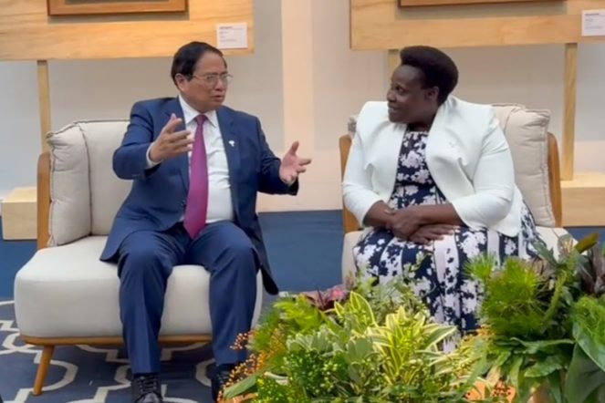 بريكس (BRICS): مجموعة من الاقتصادات الناشئة الكبرى تضم البرازيل، روسيا، الهند، الصين، جنوب أفريقيا، بالإضافة إلى الأعضاء والشركاء الجدد.
جيسيكا روز إيبل ألوبو (Jessica Rose Epel Alupo): نائبة رئيس أوغندا.

رئيس الوزراء الفيتنامي (Vietnamese Prime Minister): المسؤول الفيتنامي الذي أكد على أهمية الشراكة.

أوغندا (Uganda): الدولة الأفريقية التي تُعتبر شريكاً ذا أولوية لفيتنام.

فيتنام (Viet Nam): الدولة الآسيوية التي تسعى لتعميق التعاون مع أوغندا.

التعاون متعدد الأوجه (Multifaceted cooperation): يشير إلى التعاون في عدة مجالات (اقتصادية، تجارية، وغيرها).

التعاون الزراعي (Agricultural cooperation): التركيز على قطاع الزراعة بما في ذلك معالجة المنتجات.

البن (Coffee): أحد المنتجات الزراعية المحددة للتعاون.

التعدين (Mining): قطاع اقتصادي رئيسي آخر مقترح للتعاون والاستثمار.

الاستثمار (Investment): تشجيع الشركات الفيتنامية على ضخ رؤوس الأموال في أوغندا.