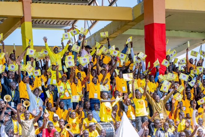 يوري كاغوتا موسيفيني (Yoweri Kaguta Museveni): رئيس أوغندا.

حزب الحركة الوطنية للمقاومة (National Resistance Movement - NRM): الحزب الحاكم في أوغندا.

SSP باتريك أونيانغو (SSP Patrick Onyango): المتحدث باسم شرطة كمبالا الحضرية.

المسرح الوطني (National Theatre): أحد المواقع التي شهدت الحوادث.

دوار UBC (UBC roundabout): موقع آخر للحوادث.

كيادوندو (Kyadondo): موقع فعالية ترشيح موسيفيني.

قمصان صفراء (Yellow T-shirts): الزي الذي ارتداه المشتبه بهم ويرمز للحزب.

كاميرات المراقبة (CCTV surveillance): الأداة المستخدمة لتعقب المشتبه بهم.

التخريب الداخلي (Internal sabotage): أحد التساؤلات المثارة حول الحادثة.

بروتوكولات التعبئة (Mobilization protocols): آليات الحشد للحزب.