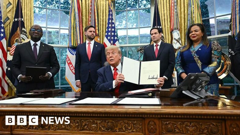 جمهورية الكونغو الديمقراطية (DRC): الدولة التي تشهد النزاع.

رواندا (Rwanda): الطرف الآخر في اتفاقية السلام.

ميليشيا كوديكو (Codeco militia): إحدى الجماعات المسلحة غير الحكومية.

مقاطعة إيتوري (Ituri province): المنطقة التي شهدت هجوماً حديثاً.

الموارد المعدنية (Mineral resources): الحافز الاقتصادي للجماعات المتمردة.

دونالد ترامب (Donald Trump): الرئيس الأمريكي الذي يربط دعمه للسلام بالمعادن.

القوات الديمقراطية لتحرير رواندا (FDLR): الجماعة التي تطالب رواندا بتفكيكها.

M23: إحدى الجماعات التي يُزعم أن رواندا تدعمها.

نزع السلاح وفك الاشتباك (disarming and disengaging): التزامات رئيسية في الاتفاق.

وقف كامل للأعمال العدائية (complete cessation of hostilities): شرط أساسي لعودة النازحين.
تقرير بي بي سي