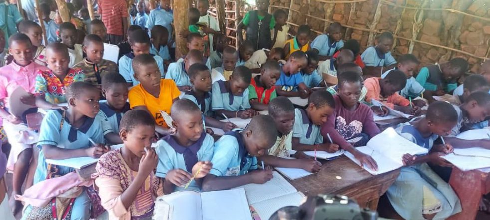 أوغندا (Uganda): الدولة التي يتناولها التقرير فيما يخص قطاع التعليم.

البنك الدولي (World Bank): أحد الشركاء في إعداد تقرير "مراجعة تنمية رأس المال البشري والنمو في أوغندا 2025".

موازنة التعليم (Education budget): الموارد المالية المخصصة لقطاع التعليم.

الناتج المحلي الإجمالي (GDP): مقياس إجمالي القيمة النقدية للسلع والخدمات المنتجة في بلد ما.

اليونسكو (UNESCO): منظمة الأمم المتحدة للتربية والعلم والثقافة، تقدم معايير للإنفاق على التعليم.

ماتيا كاسايجا (Matia Kasaija): وزير المالية الأوغندي.

البروفيسور أنتوني موغاغا (Professor Anthony Mugagga): عميد كلية التربية والدراسات الخارجية بجامعة ماكيريري.

جامعة ماكيريري (Makerere University): إحدى أقدم وأكبر الجامعات في أوغندا.

التعليم الابتدائي الشامل (Universal Primary Education - UPE): سياسة التعليم الابتدائي المجاني في أوغندا، بدأت عام 1997.

التعليم الثانوي الشامل (Universal Secondary Education - USE): سياسة التعليم الثانوي المجاني في أوغندا.

نظام معلومات إدارة التعليم (Education Management Information System - EMIS): نظام لجمع وتحليل البيانات التعليمية.

الرعاية والتعليم في مرحلة الطفولة المبكرة (Early Childhood Care and Education - ECCE): سياسة جديدة لرعاية الأطفال قبل المدرسة.

قانون التعليم والتدريب التقني والمهني (TVET Act): قانون يهدف إلى مواءمة التدريب المهني مع احتياجات سوق العمل.

شلن أوغندي (Uganda Shillings - UGX): العملة المحلية لأوغندا.