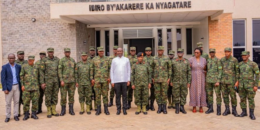 اللواء بول موهانغوزي (قائد الفرقة الثانية، UPDF)
العميد باسكال موهيزي (قائد الفرقة الخامسة، RDF)
مقاطعة نياغاتاري، رواندا
مركز كاغيتومبا الحدودي
كيغالي، رواندا (مكان اجتماع اللجنة المشتركة)
الرئيس يوويري موسيفيني (أوغندا)
الرئيس بول كاغامي (رواندا)
ماتسيكو غوزانغا (نائب رئيس بلدية نياغاتاري)
العميد فرانك موتيمبي (قائد الفرقة الثانية، RDF)
العميد الدكتور إيمانويل شيلينغي (ملحق الدفاع الأوغندي في رواندا)
العقيد إيمانويل روزيندانا (ملحق الدفاع الرواندي في أوغندا)
ملعب كياماتي، مقاطعة نتونغامو (مكان مباراة كرة القدم)
متحف موليندي لنضال التحرير، مقاطعة غيكومبي
التعاون الدفاعي الإقليمي
التكامل الإقليمي
الأنشطة العسكرية المنسقة
المبادرات الاجتماعية التعاونية
تبادل الخبرات بين المناطق الحدودية
التفاهم المتبادل والتعاون