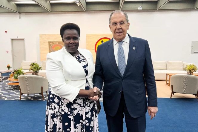 سيرغي لافروف (Sergey Lavrov): وزير الخارجية الروسي.

جيسيكا ألوبو (Jessica Alupo): نائبة رئيس أوغندا.

بريكس (BRICS): مجموعة من الاقتصادات الناشئة الرئيسية (البرازيل، روسيا، الهند، الصين، جنوب أفريقيا) بالإضافة إلى الأعضاء والشركاء الجدد.

ريو دي جانيرو (Rio de Janeiro): المدينة المضيفة للقمة السابعة عشرة لمجموعة بريكس.

الجنوب العالمي (Global South): مصطلح يشير إلى مجموعة من البلدان النامية، غالبًا في أمريكا اللاتينية وآسيا وأفريقيا.

بورصة بريكس المقترحة للحبوب (proposed BRICS Grain Exchange): مبادرة لتعزيز التجارة الزراعية داخل المجموعة.

منصة الاستثمار الجديدة (New Investment Platform): مبادرة لتعزيز الاستثمار بين دول بريكس وشركائها.

نظام عالمي متعدد الأقطاب (Multipolar World Order): نظام دولي تتوزع فيه القوة بين عدة أقطاب.

تغير المناخ (Climate Change): قضية بيئية عالمية رئيسية.

حوكمة الذكاء الاصطناعي (Artificial Intelligence Governance): الإطار القانوني والأخلاقي لتطوير واستخدام الذكاء الاصطناعي.

فلاديمير بوتين (Vladimir Putin): الرئيس الروسي.

المحكمة الجنائية الدولية (International Criminal Court - ICC): هيئة قضائية دولية مستقلة.