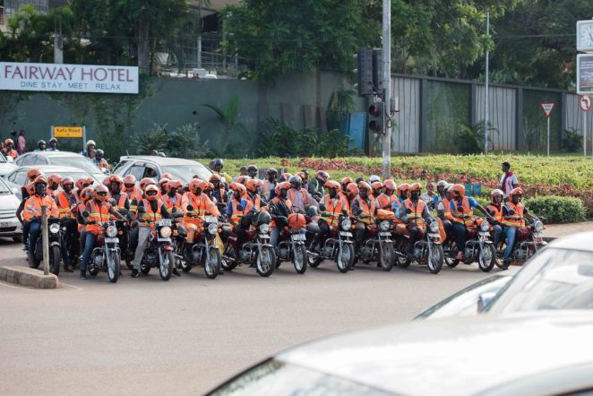 تحتفل SafeBoda، التطبيق الرائد لـ طلب ركوب الدراجات النارية في أوغندا، بمرور عشر سنوات على تأسيسها، بعد أن أحدثت ثورة في صناعة البودا بودا في البلاد. منذ انطلاقها عام 2014 في شوارع كمبالا، أكملت SafeBoda أكثر من 70 مليون رحلة بواسطة 40,000 سائق مدرب، مع التركيز الشديد على سلامة الطرق وتنظيم القطاع.