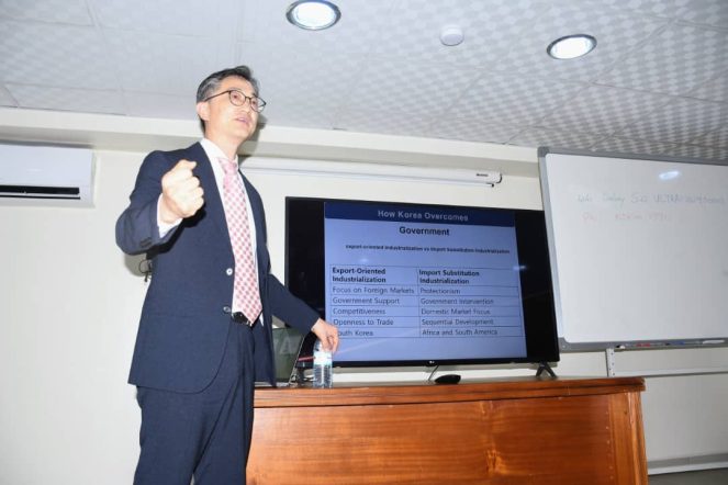 البروفيسور جانغساينغ كيم (Prof Jangsaeng Kim): مدير مركز كنعان العالمي للقيادة وأستاذ بجامعة يونسي.

كوريا الجنوبية (South Korea): الدولة التي تقدم النصيحة وتشارك تجربتها.

جامعة يونسي (Yonsei University): الجامعة التي ينتمي إليها البروفيسور كيم.

جونغ سانغ-هون (Jung Sang-Hoon): مستشار في مؤسسة كوريا للرعاية الصحية الدولية.

مؤسسة كوريا للرعاية الصحية الدولية (Korea Foundation for International Healthcare): المنظمة التي يمثلها جونغ سانغ-هون.

سايمول أوندونغ (Saemaul Undong): نموذج "حركة القرية الجديدة" الكوري.

مساعدة إنمائية رسمية (ODA - Overseas Development Assistance): المساعدات التي قدمتها كوريا لأوغندا.

500 مليون دولار أمريكي (500 million dollars): قيمة المساعدة الإنمائية المقدمة.

كيم كيون-سو (Kim Kyunsoo): رئيس جمعية التنمية الكورية الأوغندية.

1962: عام بدء العلاقات الرسمية بين كوريا وأوغندا.

القطاع الخاص (Private sector): يعتبر دوره حاسماً في التنمية الوطنية.