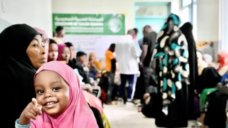 مركز الملك سلمان ينفذ برنامج نور السعودية التطوعي في تنزانيا