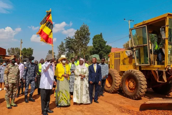 يويري كاغوتا مو سيفيني (Yoweri Kaguta Museveni): رئيس أوغندا.

ما ما جانيت مو سيفيني (Maama Janet Museveni): السيدة الأولى ووزيرة التربية والرياضة في أوغندا.

بوكاسا–سينتيما–كاكيري (Bukasa–Ssentema–Kakiri): اسم الطريق الجديد قيد الإنشاء.

قرية بوكاسا (Bukasa Village): موقع حفل وضع حجر الأساس.

ناحية بوكاسا الفرعية (Bukasa Sub-county): المنطقة الإدارية.

مقاطعة بوسيرو (Busiro County): مقاطعة في منطقة واكيسو.

منطقة واكيسو (Wakiso District): منطقة في أوغندا تشهد المشروع.

CICO: الشركة الصينية المسؤولة عن بناء الطريق.

المهندس سيمون أودوكي (Eng. Simon Odoki): المقاول المقيم للمشروع.

حركة المقاومة الوطنية (NRM - National Resistance Movement): الحزب الحاكم في أوغندا.

برنامج النقاط العشر (Ten Point Programme): إطار عمل تاريخي لحزب NRM.

غيلبرت بوكينيا (Gilbert Bukenya): نائب الرئيس الأوغندي السابق.