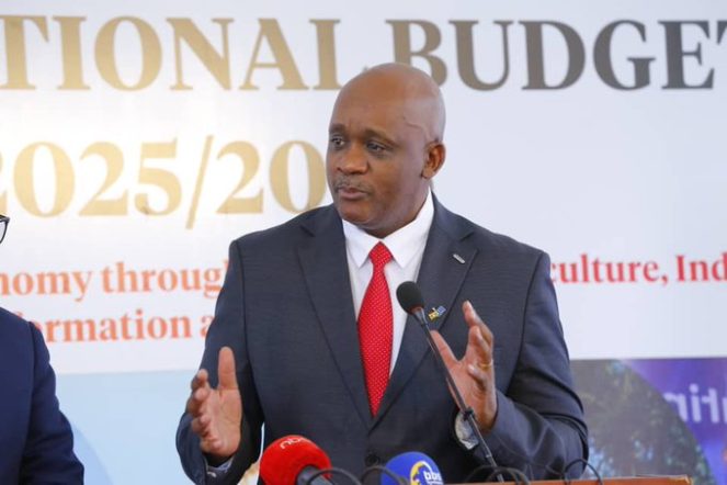 موازنة أوغندا للسنة المالية 2025/2026 (Uganda's FY2025/26 national budget): الموازنة محور التقرير.

الحد من الفقر (Poverty reduction): أحد الأهداف الرئيسية للموازنة.

رأس المال البشري (Human capital development): مجال آخر للاستثمار.

وزارة المالية (Ministry of Finance): الجهة المسؤولة عن الموازنة.

مجموعة دعوة الموازنة للمجتمع المدني (Civil Society Budget Advocacy Group - CSBAG): الجهة التي قدمت تحليلاً للموازنة.

خدمة الدين (Debt servicing): أحد أكبر بنود الإنفاق.

نموذج التنمية الرعوية (Parish Development Model - PDM): أحد البرامج الرئيسية لدعم الفقراء.

تعاونيات "إيميوغا" (Emyooga SACCOs): مبادرة أخرى لدعم الفقراء.

كاراموجا (Karamoja): منطقة تعاني من معدلات فقر عالية.

كمبالا (Kampala): العاصمة ذات معدل فقر منخفض.

الموازنات التكميلية (Supplementary budgets): مصدر قلق بشأن الانضباط المالي.

خطة التنمية الوطنية الرابعة (National Development Plan IV - NDP IV): إطار التنمية الأوسع لأوغندا.

18.5 مليار دولار: المبلغ الإجمالي للموازنة.