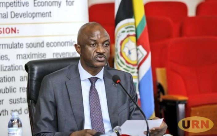 يوري موسيفيني (Yoweri Museveni): رئيس جمهورية أوغندا.

شهادات الآثار المالية (CFIs - Certificates of Financial Implications): وثائق تحدد الأثر المالي المقترح للقوانين أو السياسات.

وزارة المالية والتخطيط والتنمية الاقتصادية (Ministry of Finance, Planning, and Economic Development): الجهة المسؤولة عن إصدار توجيهات CFI.

السنة المالية 2025/26 (2025/26 financial year): الفترة المالية المستهدفة بالإصلاحات.

تعبئة الإيرادات المحلية (domestic revenue mobilization): زيادة جمع الضرائب والإيرادات الداخلية.

قانون إدارة المالية العامة (Public Finance Management Act): القانون الذي يحكم المالية العامة في أوغندا.

رمضان غوبي (Ramathan Ggoobi): السكرتير الدائم وسكرتير الخزانة.

الوزارات والإدارات والوكالات (MDAs - Ministries, Departments, and Agencies): الكيانات الحكومية التي تقدم المقترحات.

الشركات الصغيرة والمتوسطة (SMEs - Small and Medium Enterprises): الفئات التي ستتأثر بالسياسات ويجب تقييم أثرها عليها.

لجنة التقييم المالي التنظيمي (Regulatory Fiscal Assessment Committee): اللجان الجديدة التي ستُشكل للمراجعة.