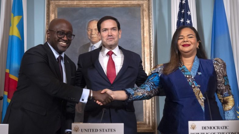 الدكتور دينيس موكويغي (Dr. Denis Mukwege): الحائز على جائزة نوبل للسلام، طبيب كونغولي معروف بعمله مع ضحايا العنف الجنسي.

جمهورية الكونغو الديمقراطية (DRC): الدولة محل التركيز.

رواندا (Rwanda): الطرف الآخر في اتفاقية السلام.

جائزة نوبل للسلام (Nobel Peace Prize laureate): اللقب الذي يحمله موكويغي.

ولوبيليس، بروكسل (Wolubilis, Brussels): مكان إصدار البيان.

الولايات المتحدة (U.S. auspices): الدولة التي توسطت في الاتفاقية.

البابا فرنسيس (Pope Francis): أشار موكويغي إلى زيارته لكينشاسا.

"استسلام فاضح للسيادة" (scandalous surrender of sovereignty): وصف موكويغي للاتفاقية.

"ميثاق تعاملي" (transactional pact): وصف آخر للاتفاقية من قبل موكويغي.

احتلال أجنبي (foreign occupation): إحدى اتهامات موكويغي.

استغلال (exploitation): أحد أسباب رفض موكويغي للاتفاق.

الإفلات من العقاب (impunity): قضية رئيسية يركز عليها موكويغي.