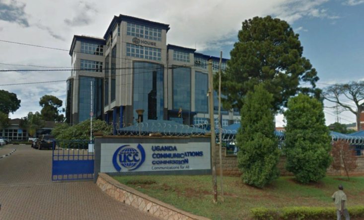 هيئة الاتصالات الأوغندية (UCC - Uganda Communications Commission): الجهة الحكومية المسؤولة عن تنظيم قطاع الاتصالات في أوغندا.

البنية التحتية للاتصالات (Telecommunications infrastructure): تشمل الأعمدة، الكابلات، والمعدات اللازمة لخدمات الاتصالات.

مشاركة البنية التحتية (Infrastructure sharing): مفهوم يتيح لعدة شركات استخدام نفس البنية التحتية المادية لتقليل الفوضى والتكاليف.

نيومبي ثيمبو (Nyombi Thembo): المدير التنفيذي لهيئة الاتصالات الأوغندية.

إرشادات نشر ومشاركة البنية التحتية (Infrastructure Deployment and Sharing Guidelines): وثيقة صادرة عن هيئة الاتصالات الأوغندية لتنظيم مشاركة البنية التحتية.

مزودي خدمات الإنترنت (ISPs - Internet Service Providers): الشركات التي تقدم خدمات الإنترنت للمستهلكين.

نظام المعلومات الجغرافية (GIS - Geographical Information System): تقنية تستخدم لرسم خرائط وتتبع البنية التحتية.

هيئة تكنولوجيا المعلومات الوطنية الأوغندية (NITA-U - National Information Technology Authority-Uganda): إحدى الجهات الحكومية الشريكة في مجموعة العمل.

شركة أوغندا لتوزيع الكهرباء المحدودة (UEDCL - Uganda Electricity Distribution Company Limited): شريك آخر في مجموعة العمل.

الممرات تحت الأرض (Underground corridors): أنفاق أو قنوات تحت الأرض مخصصة لدفن كابلات الاتصالات والبنية التحتية الأخرى.

نموذج مشاركة السيارات (Carpooling model): مصطلح يستخدم لتشبيه مشاركة الشبكات المشتركة تحت الأرض.