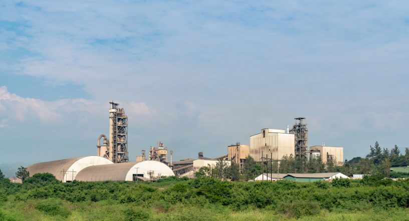 هيما سمنت (Hima Cement): شركة أوغندية رائدة في صناعة الأسمنت، تتصدر جهود خفض الانبعاثات.

صافي انبعاثات صفرية (Net-zero emissions): هدف بيئي يرمي إلى موازنة انبعاثات الغازات الدفيئة التي يتم إطلاقها مع تلك التي يتم إزالتها من الغلاف الجوي.

الرابطة العالمية للأسمنت والخرسانة (GCCA): شريك عالمي يدعم تطوير خارطة الطريق الوطنية للأسمنت في أوغندا.

UN-CTCN (شبكة مركز التكنولوجيا والمناخ): منظمة دولية تدعم أوغندا في جهودها المناخية.

المدرسة الفيدرالية للفنون التطبيقية في لوزان (Ecole Polytechnique Fédérale de Lausanne): مؤسسة سويسرية تشارك في المبادرة.

فليمون موبيرو (Philemon Mubiru): رئيس قسم التسويق والابتكار في هيما سمنت.

الاستبدال الحراري (Thermal substitution rate): نسبة الوقود الأحفوري الذي يتم استبداله ببدائل أقل انبعاثًا للكربون.

قشور البن وقشور الأرز والنفايات البلاستيكية: أمثلة على الوقود البديل الذي تستخدمه هيما سمنت.

لوران غريميسن (Laurent Grimmeissen): المدير العام لشركة سيمينتيس، يشيد بجهود هيما.

ديريك سينيونغا (Derrick Ssenyonga): مسؤول من وزارة المياه والبيئة الأوغندية، يؤكد توافق الخطة مع الأهداف الوطنية للمناخ.

استعادة الحرارة المهدرة (Waste heat recovery): تقنية تستخدم الحرارة الناتجة عن العمليات الصناعية لغرض آخر، مما يوفر الطاقة.

الكلنكر (Clinker): المادة الخام الرئيسية في صناعة الأسمنت.

الاقتصاد الدائري (Circular economy): نموذج اقتصادي يهدف إلى تقليل النفايات واستخدام الموارد بكفاءة أكبر.